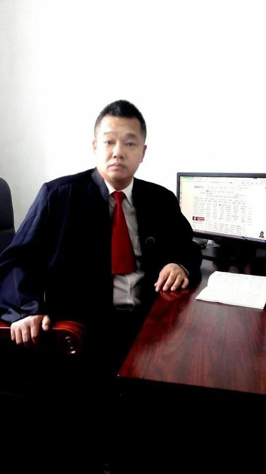 脱下法袍跃入激流！没人想到，这位律师的善良藏着生死执念
 
韩德伟，男，1968