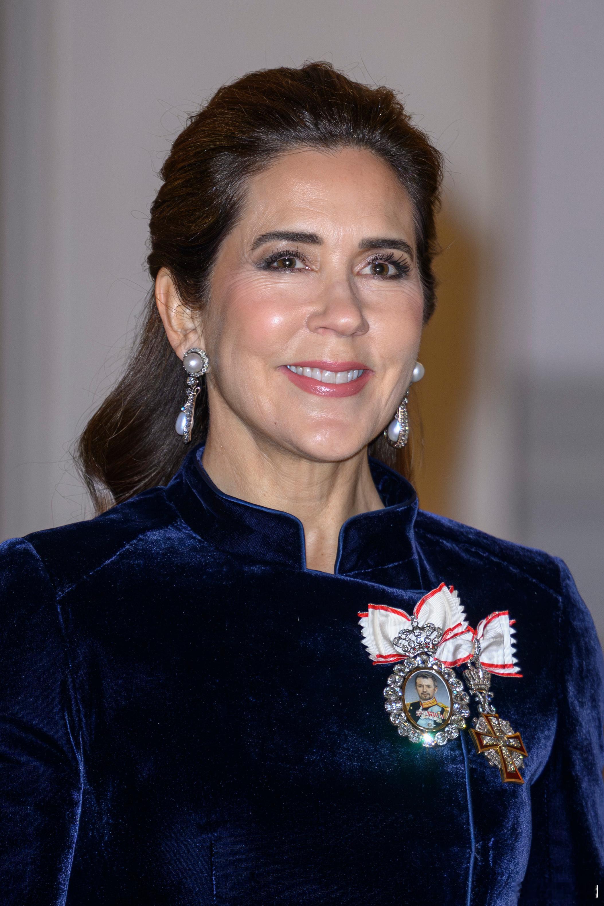 丹麦王室 🇩🇰1月5日，弗雷德里克国王和玛丽王后接待外交使团们，㊗各国驻丹麦