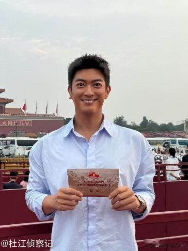 看到杜江一脸正气站在观礼台
我才终于明白霍思燕为什么选他做老公了。大家都知道，这