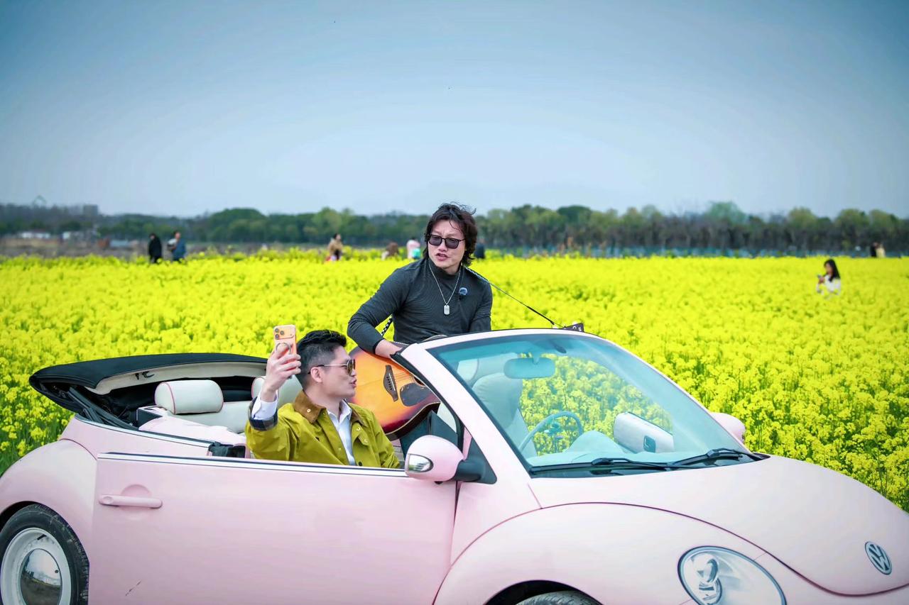 俩人年龄加起来快破百
偏要蹭这春日的鲜活劲儿
春天你好 油菜花