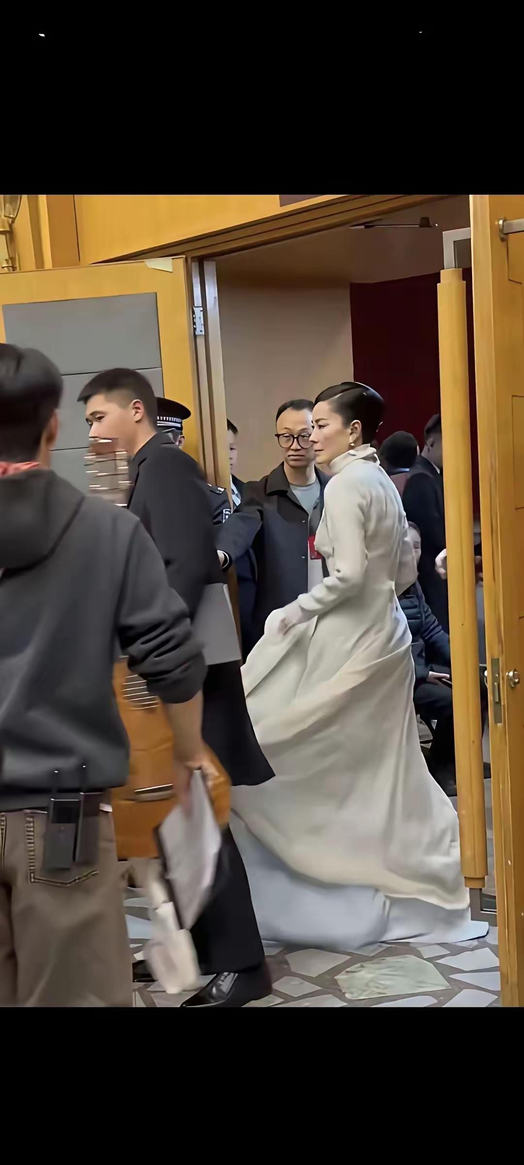 天后就是天后，平时神龙见首不见尾，只要一出来，都是万众瞩目。
春晚舞台上，能独唱