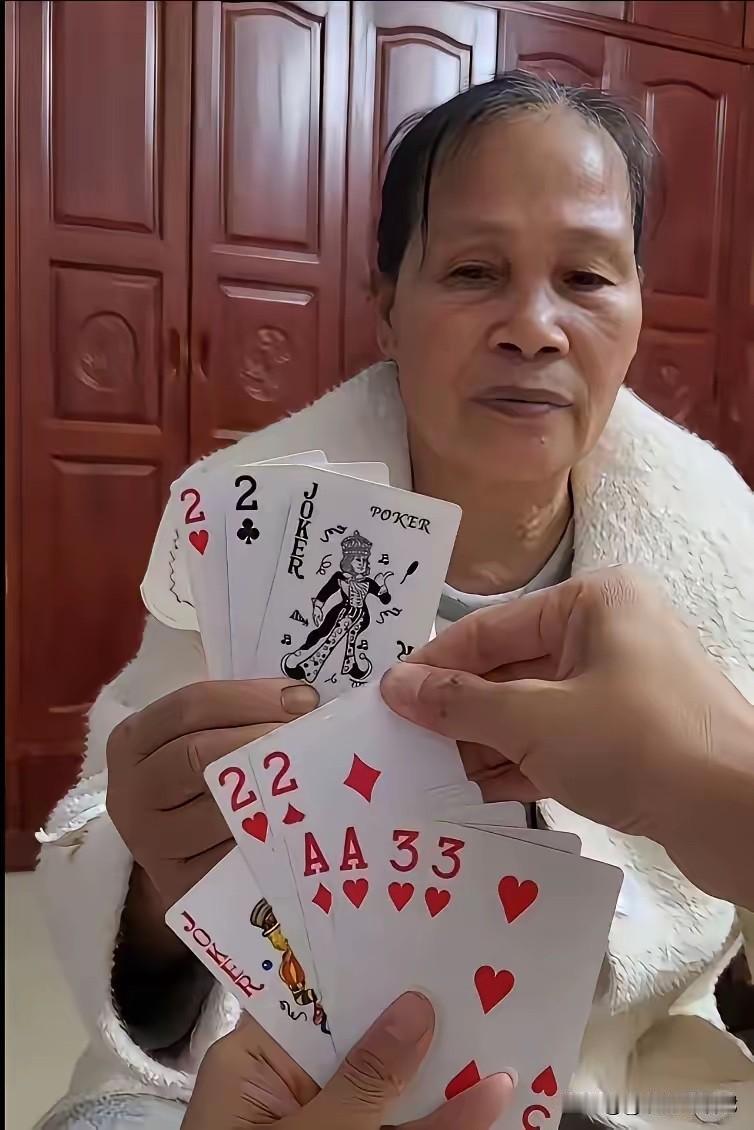 如果赢了她，就可以做她女婿。你要怎么出牌？