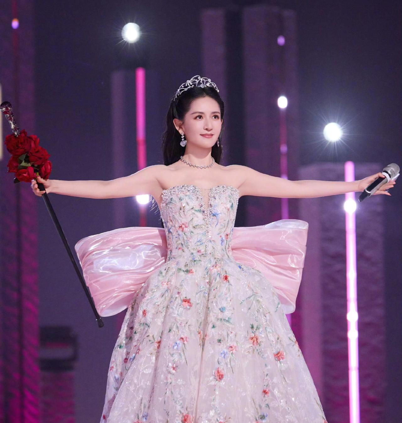 跟朋友聊起来，谢娜这人身上有一点特不讨喜。不是她主持功力不够，也不是因为她喜欢尬