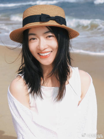 吴谨言海边素颜照 吴谨言海边素颜照📸真的好美，好有气质！就去看看大海吧，感受到