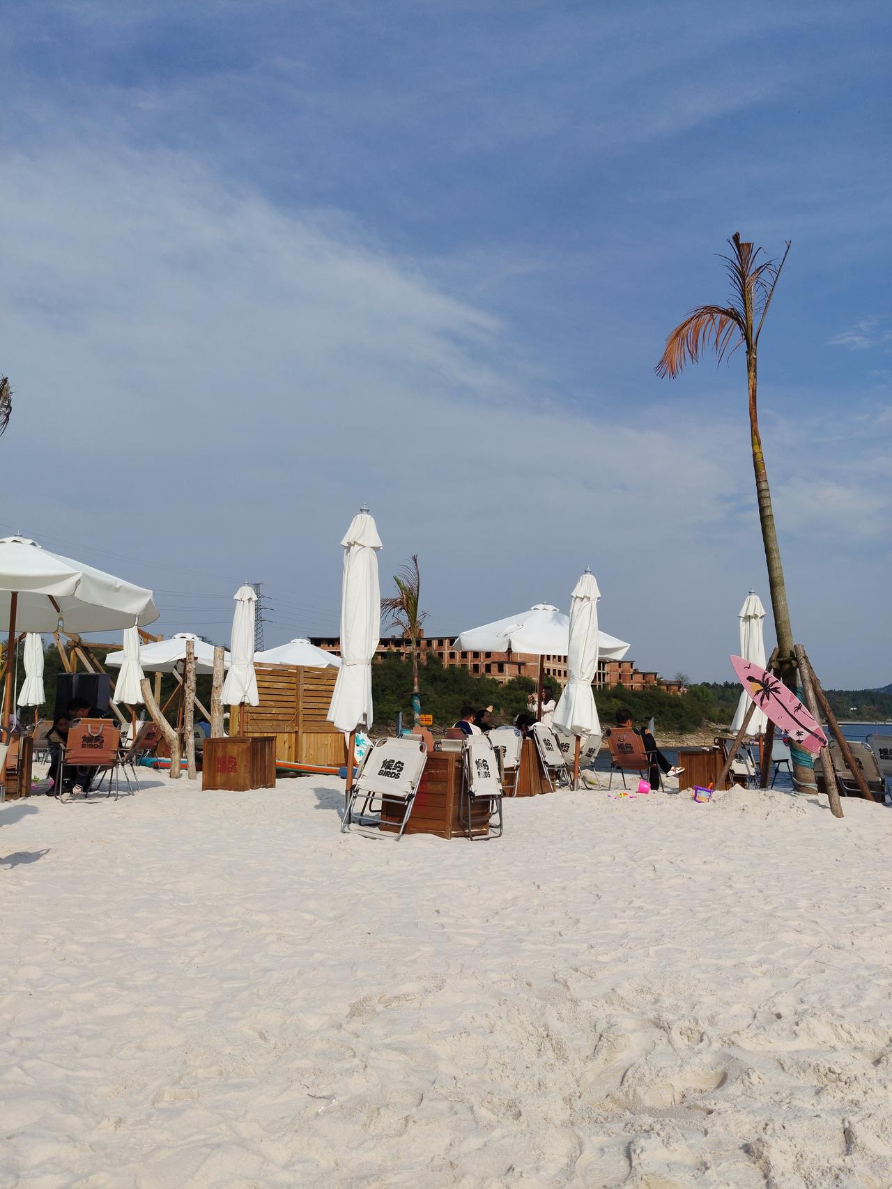 阳光打在白色的沙滩上，看着温暖又治愈，走在上面，有的地方，松松软软，有的坚固如石