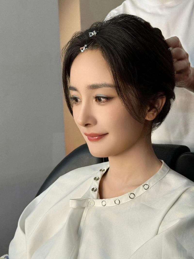 杨幂 大眼萌姐---------“大眼萌姐”是网友对杨幂的昵称，来源于她标志性的