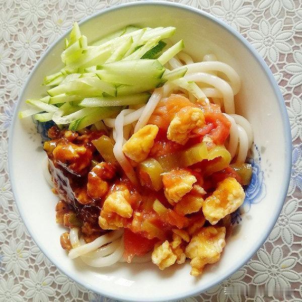 她十一点半进门，问，你吃饭啦？！我知道她这问话，表面是关心，潜台词是指责。
我说