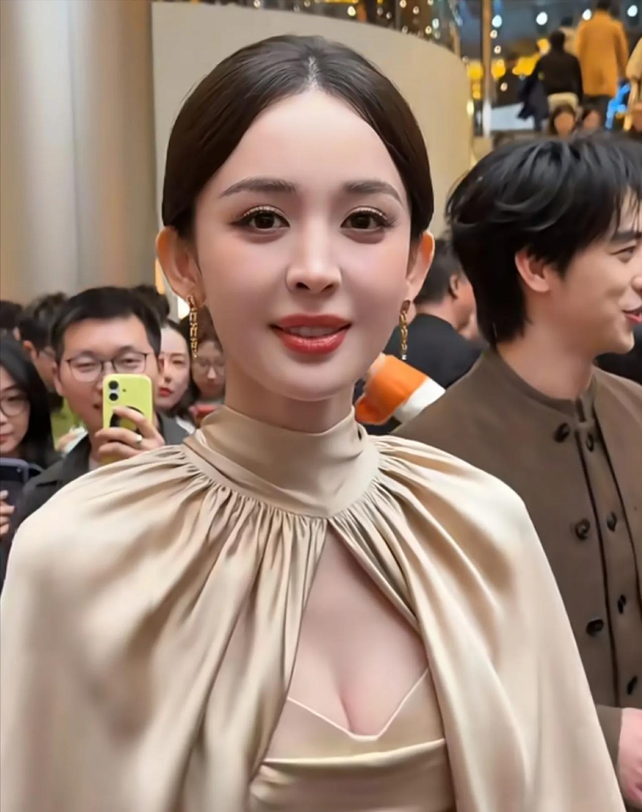 古力娜扎这是什么神仙颜值！香槟色缎面斗篷裙直接美到失语✨
高领+镂空设计把优雅和