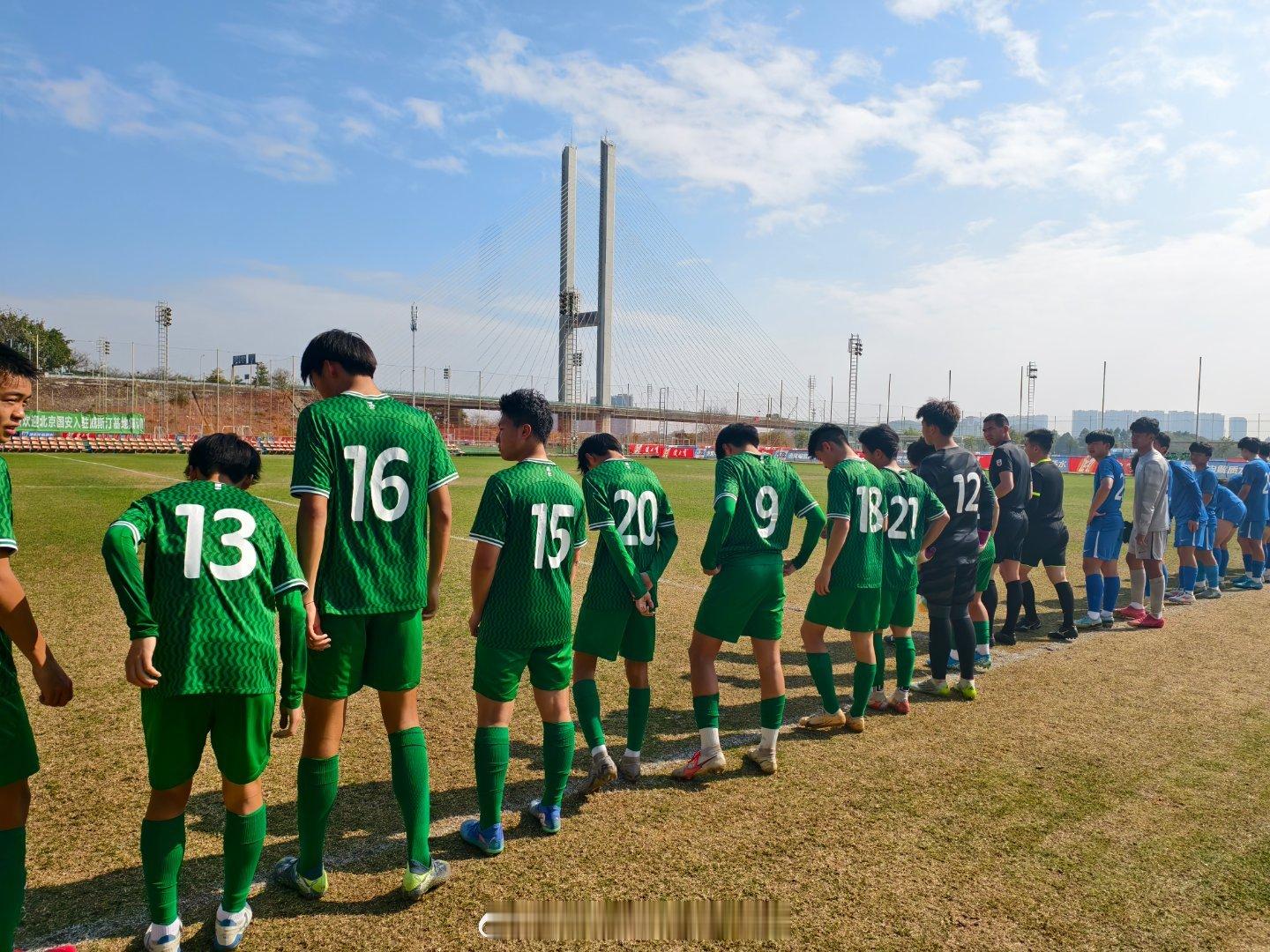 u17下午教学赛对阵山西足协 但是对手从教练组到队员全员装备都是沧州雄狮  换个