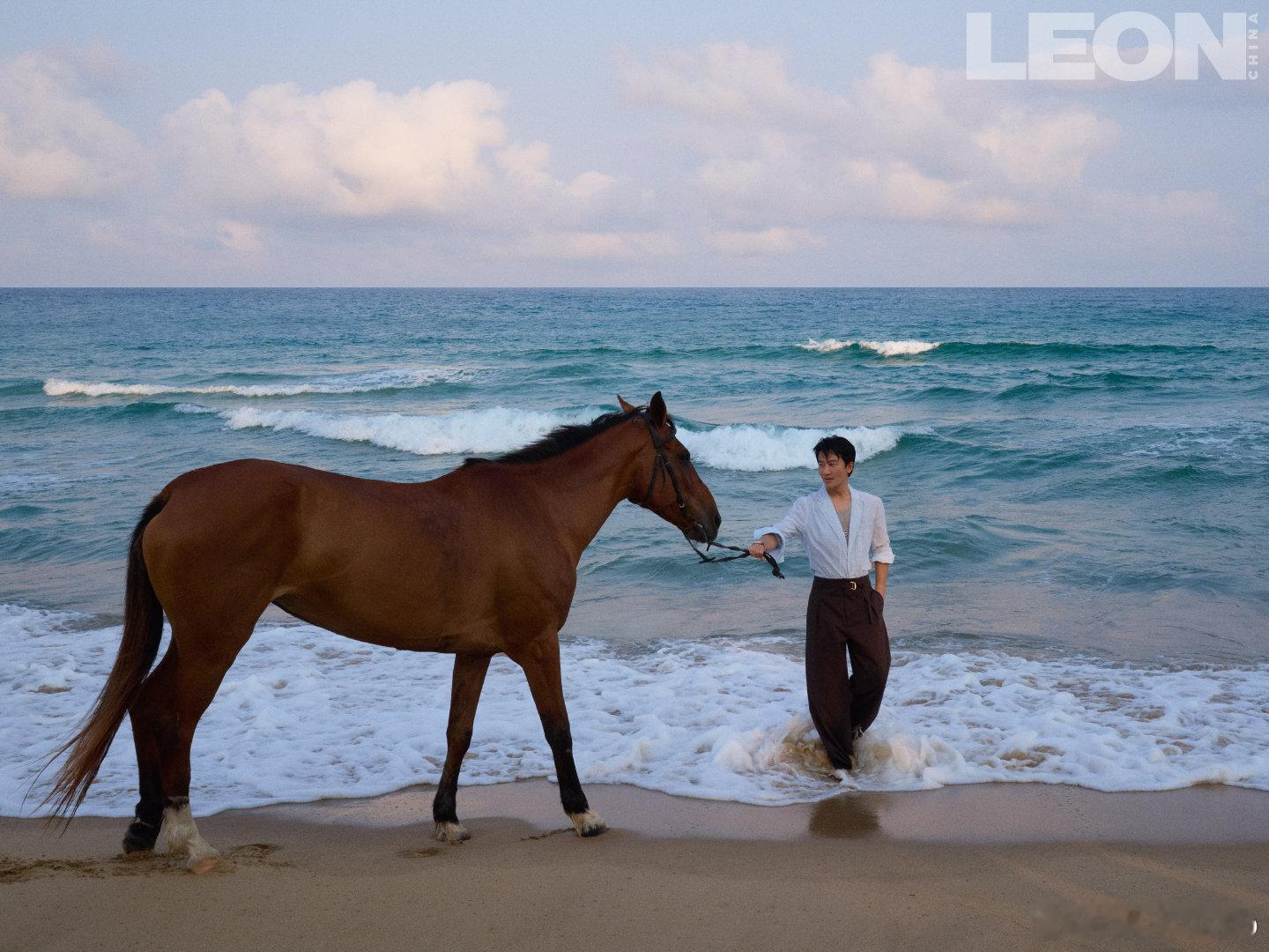 以为黄轩是半裸刷到黄轩LEON四月刊海边造型，第一眼真以为是婚纱照现场。白衬衫、