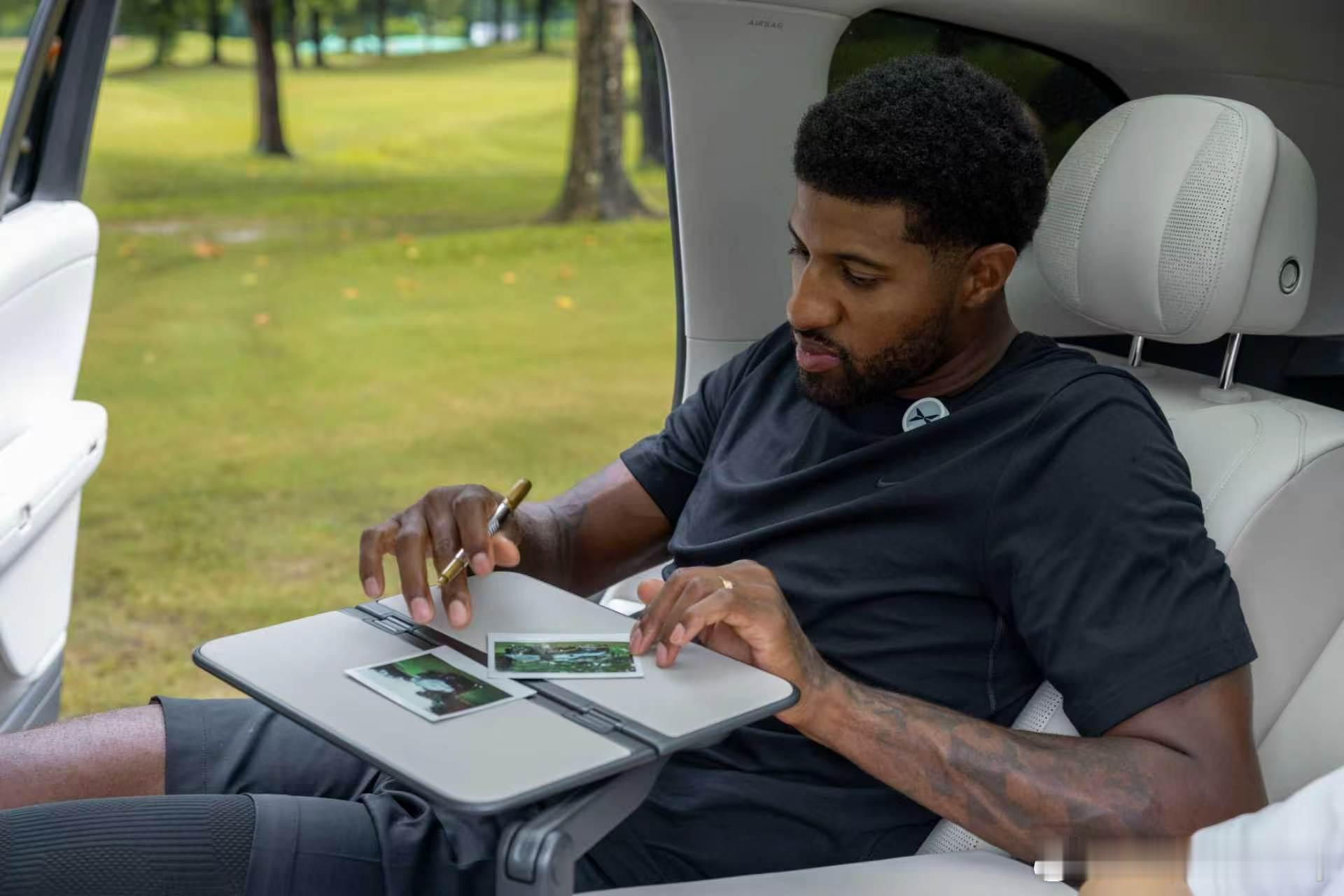 NBA球星保罗乔治中国行体验小鹏G9L，给出满分评价。与高尔夫球场惬意氛围很搭的