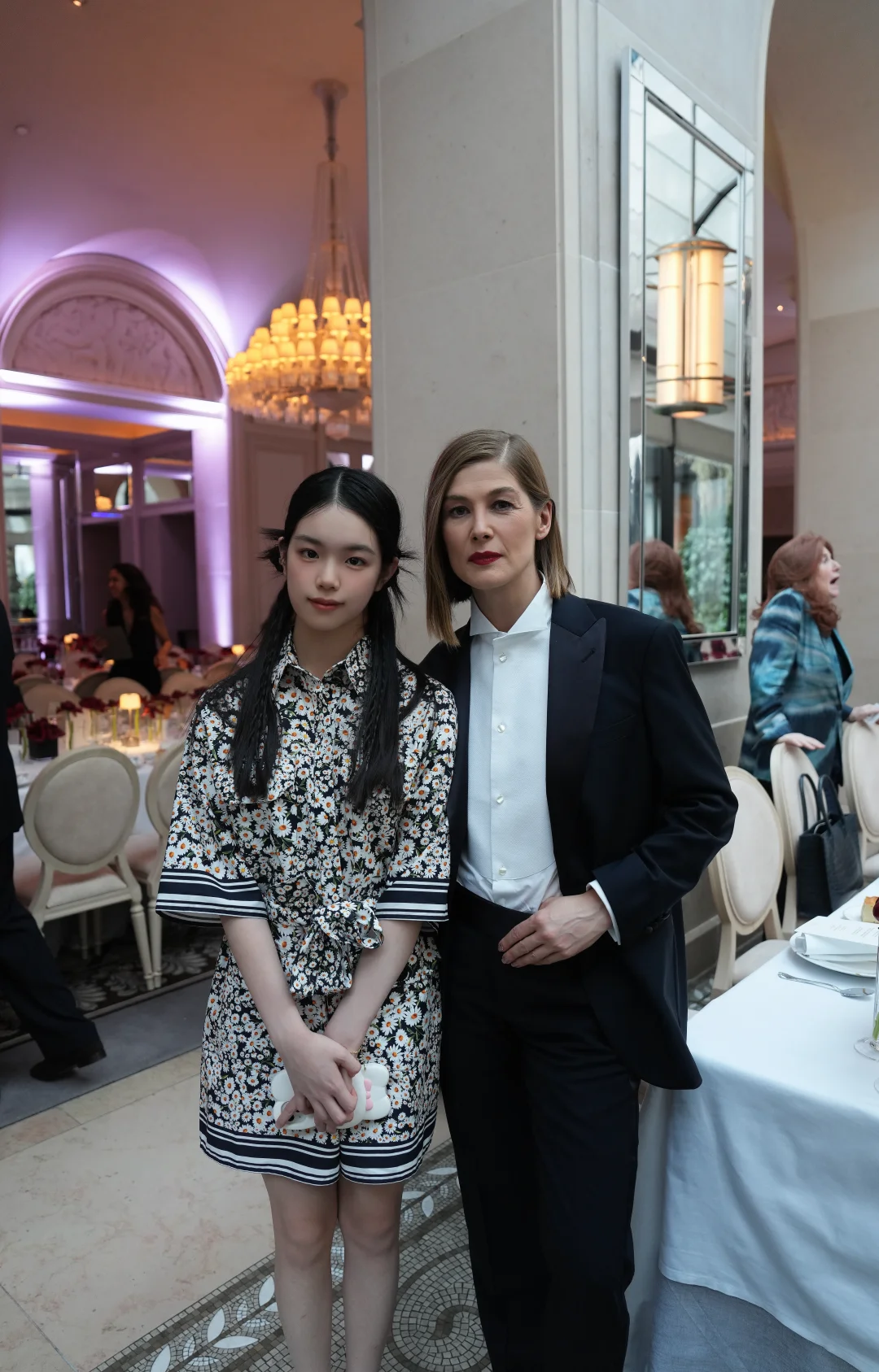 巴黎阿玛尼高定晚宴与英国女星裴淳华，去年在罗马见过后，又碰面啦，她是真...