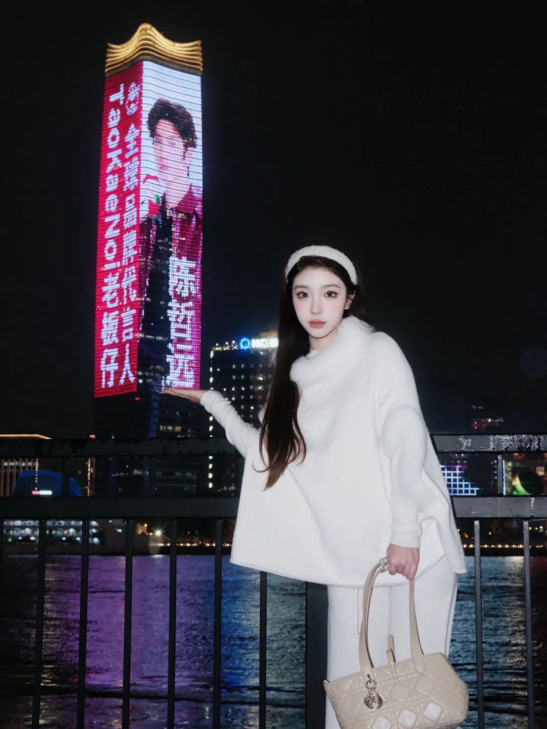 哇！今天在白玉兰广场偶遇了陈哲远的大屏应援！🌃 	 夜色中的大屏真的...