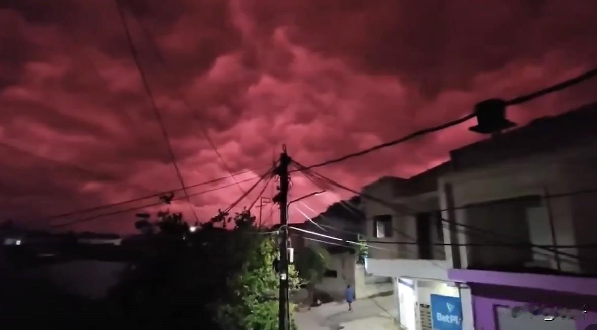 【鲜红的云彩惊吓了哥伦比亚加莱拉斯地区的居民】这种异常的天空出现在一场毁灭性的7