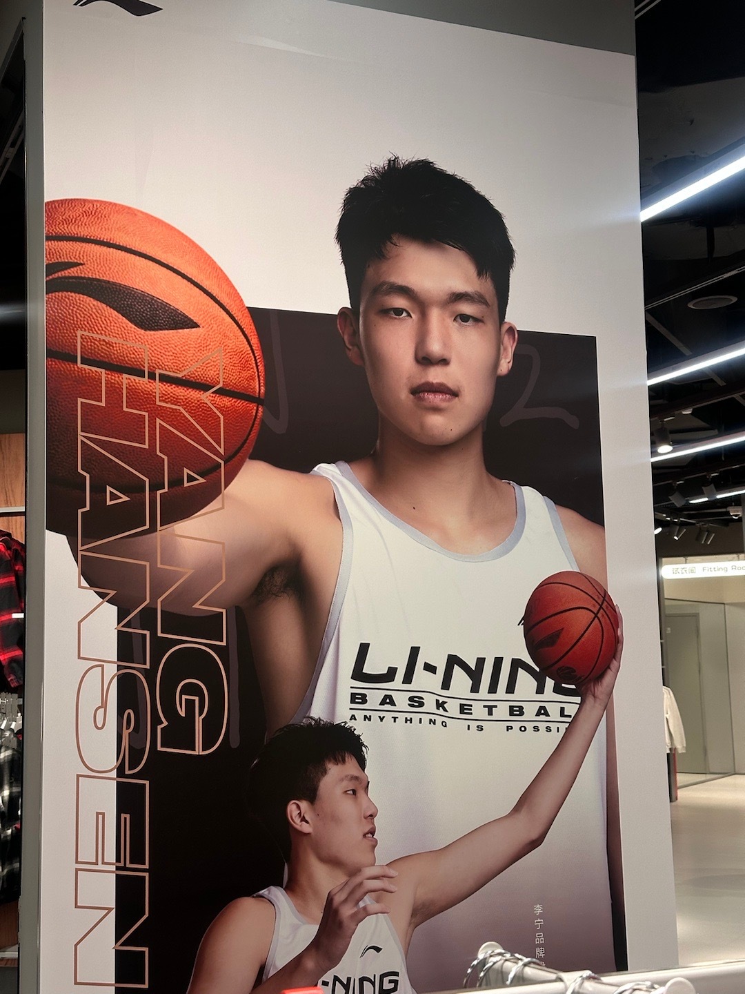 海报拍得很帅呀，希望开拓者主帅多给点出场时间！