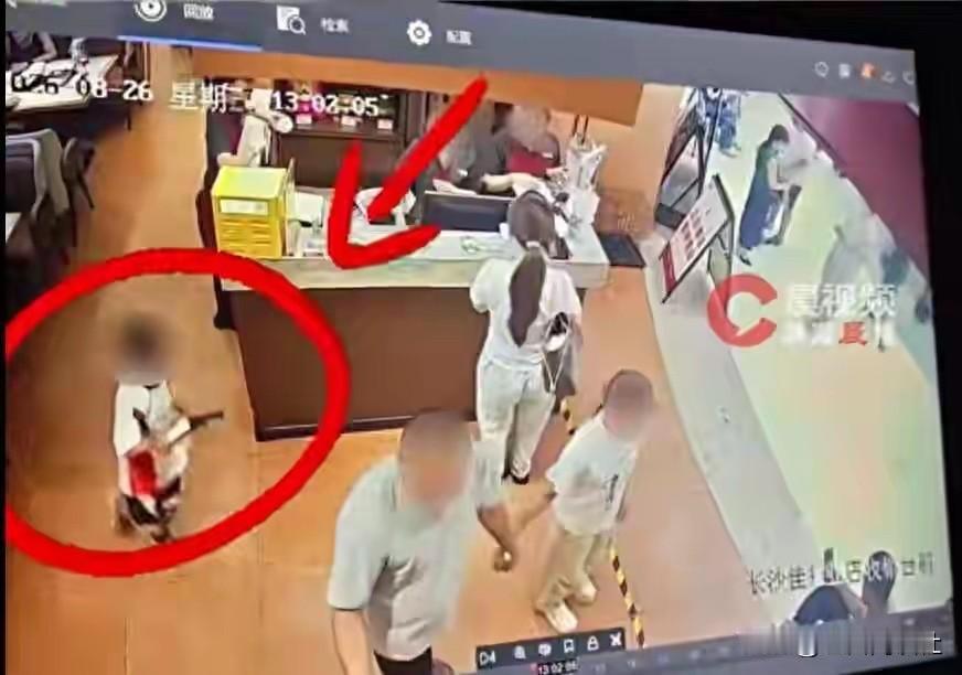 4岁男童“摸臀”被起诉这件事，我觉得家长应该反告她伤害！

在餐厅里，一个4岁男