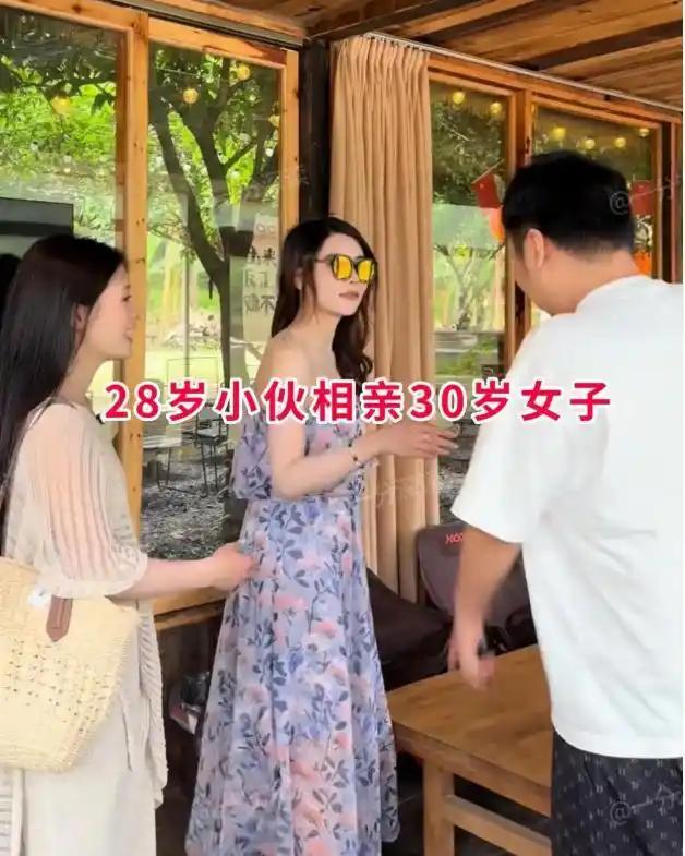 相亲茶馆里一幕引来旁人围观，30岁女生一身碎花吊带长裙，妆容精致气质出众，刚露面