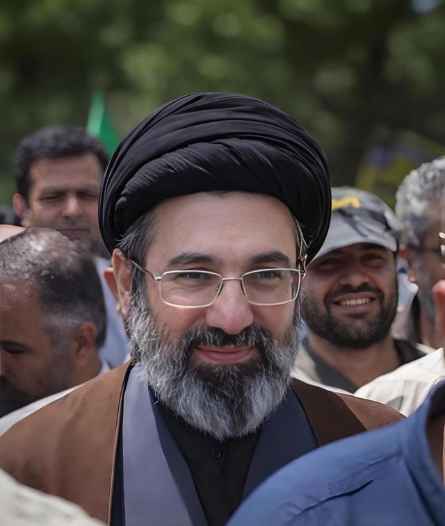 伊朗这步棋，真叫人后背发凉。
自家被炸了 40 多天，3000 多人没了，商船沉