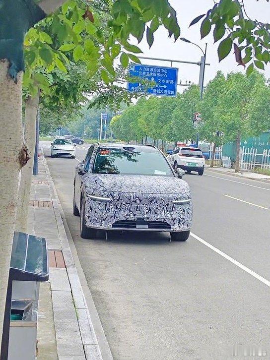 两张极氪新车的伪装路试照片，有可能指向#极氪008# 。#汽车资讯# ​​​