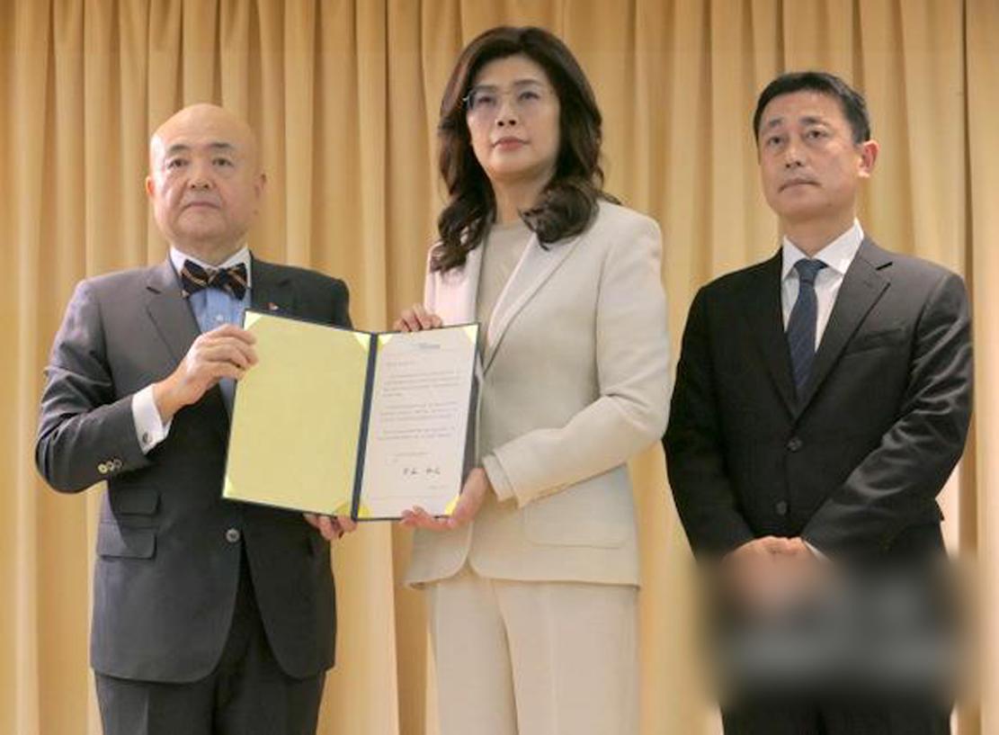 郑丽文7月30日向日本捐款100万新台币。
这究竟是怎么回事？原来是7月28日日
