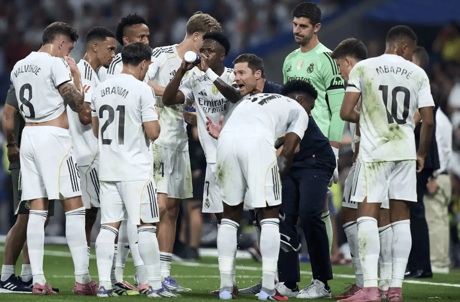 皇马近5场西甲1胜3平1负，从领先巴萨5分到落后4分几个月前还带着光环而来，春风