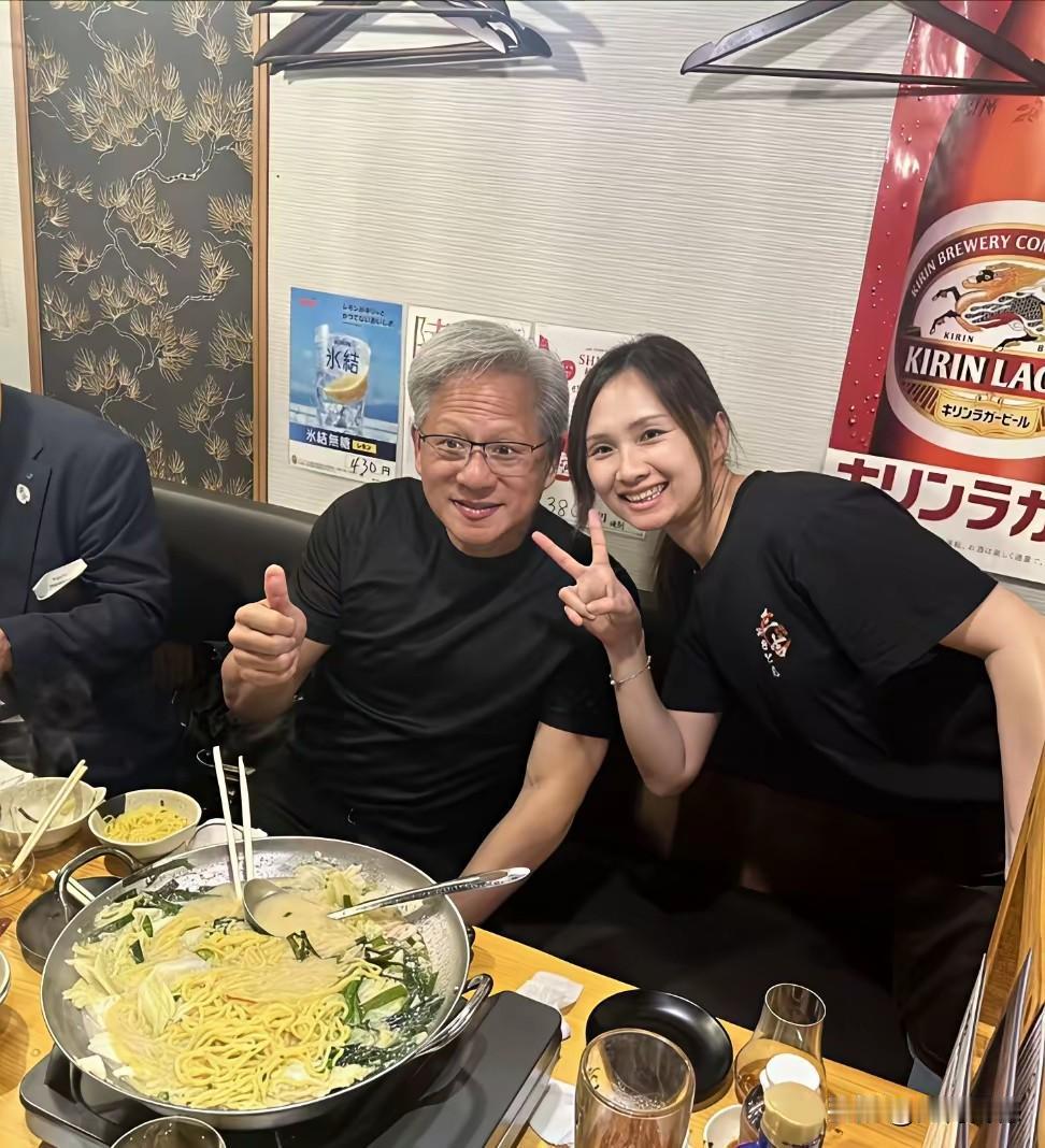 黄仁勋在日本也是比较受欢迎的，吃东西也是比较接地气的，看他吃的东西应该是面条，日