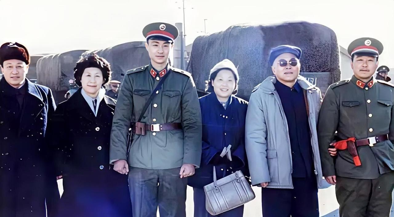 这是1985年12月，陕西宝鸡火车站军列站台，曾任兰州军区司令员的开国中将杜义德