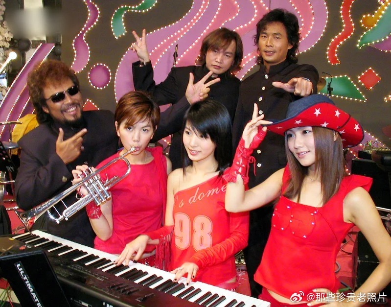 2002年，SHE参加“综艺大哥大”录制。 