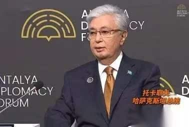 哈萨克斯坦没喊口号，没站队，也没跟着骂人。托卡耶夫最近几次讲话，讲的都是“别急着