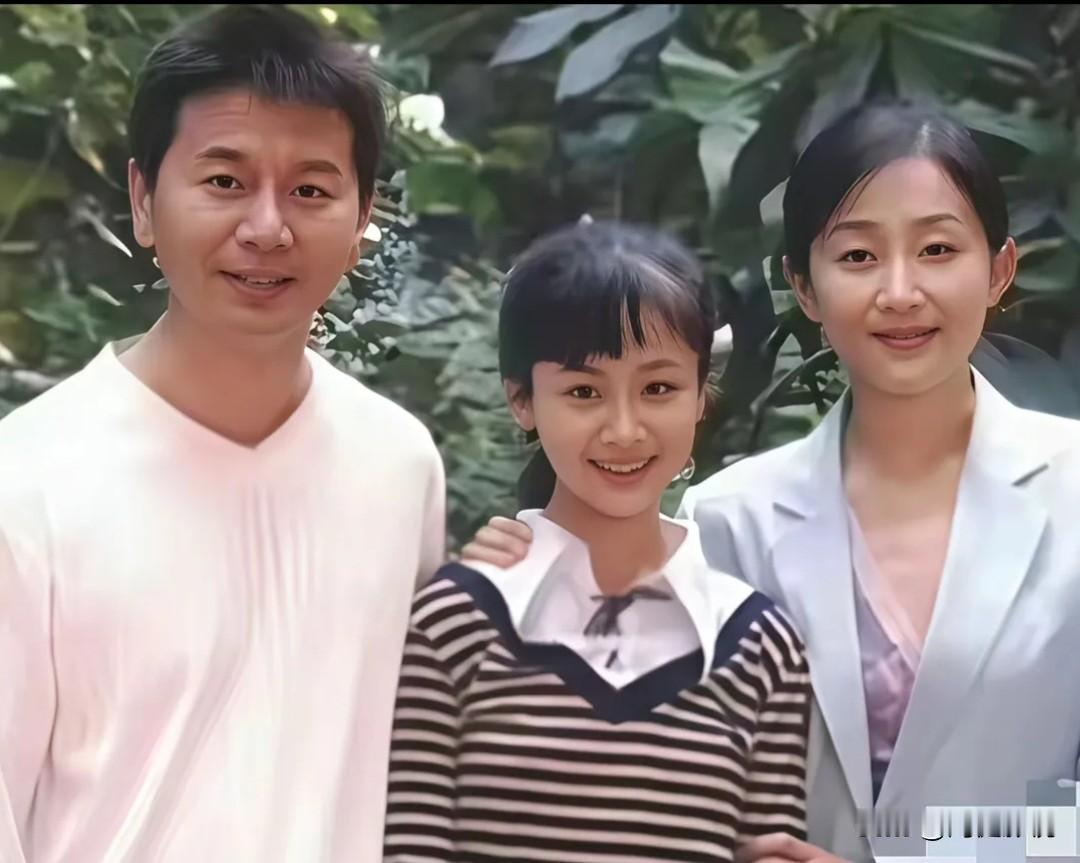 仔细看，左边是疏眉朗目，气色盈和的男演员吴若甫，右边的是明眸善睐，温婉如莲的陈瑾