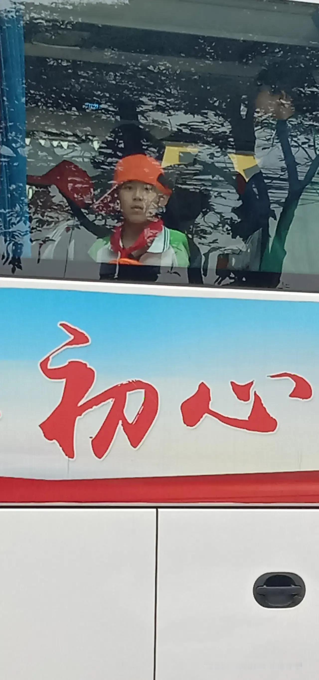 国庆节，全红婵参加国宴结束时，将桌上几乎没动过的菜品，打包带回去，是为了让没机会