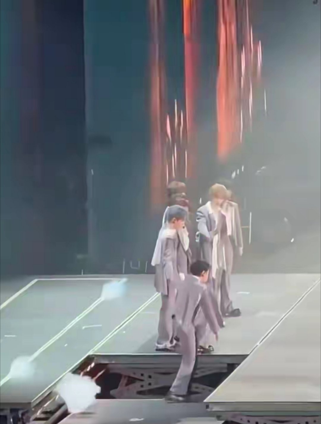 本该随升降台登场的严浩翔遇设备罢工，却不慌不忙调整走位，动作流畅如原编排，用沉稳