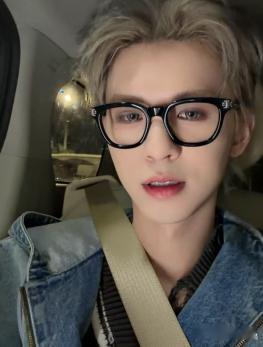 何浩楠直播 谁被返程直播狠狠戳中！顶着金发黑框眼镜，跟大家碎碎念报吃饭进度，比心