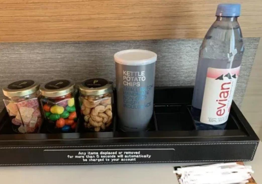 中国游客拿起酒店零食看一看竟被收费，前台回应：物品离开原位5秒会触发计费机制，房