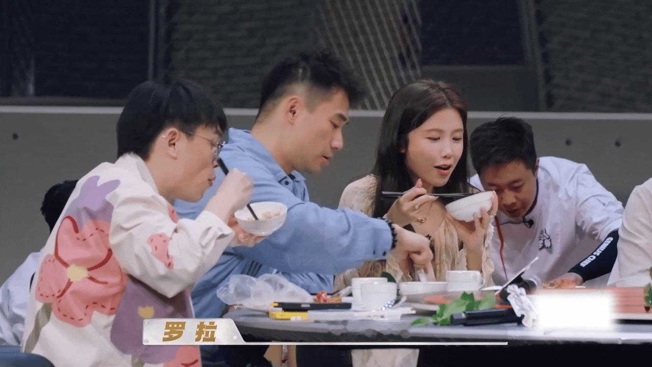 山东猪脚饭吃哭全场天才厨人一锅山东猪脚饭端上来，全场都被征服了。对手说是“好吃得