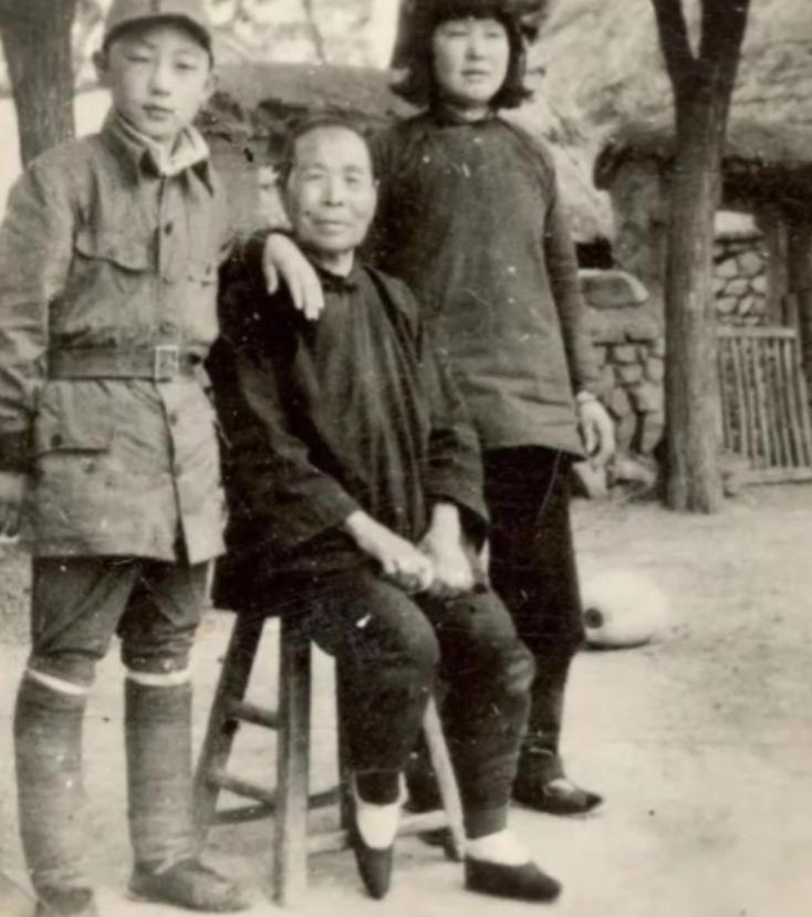 1944年，女侦察员刘杰英被日军活埋，在敌人走后，村民们都围了上来，却有人发现泥