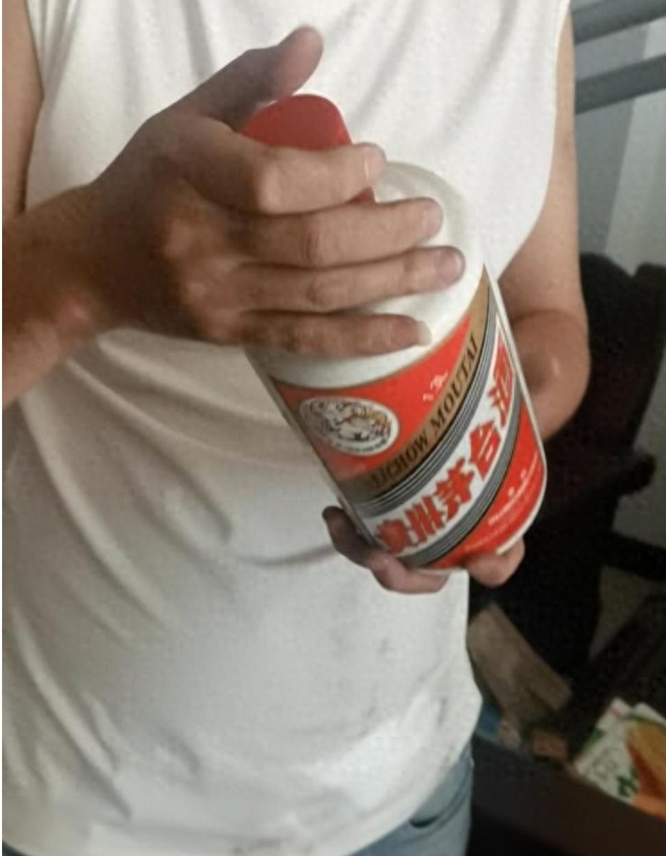 辽宁沈阳，一对夫妻经营酒行，35岁丈夫看店时，三名外地民警突然上门，号称查假五粮