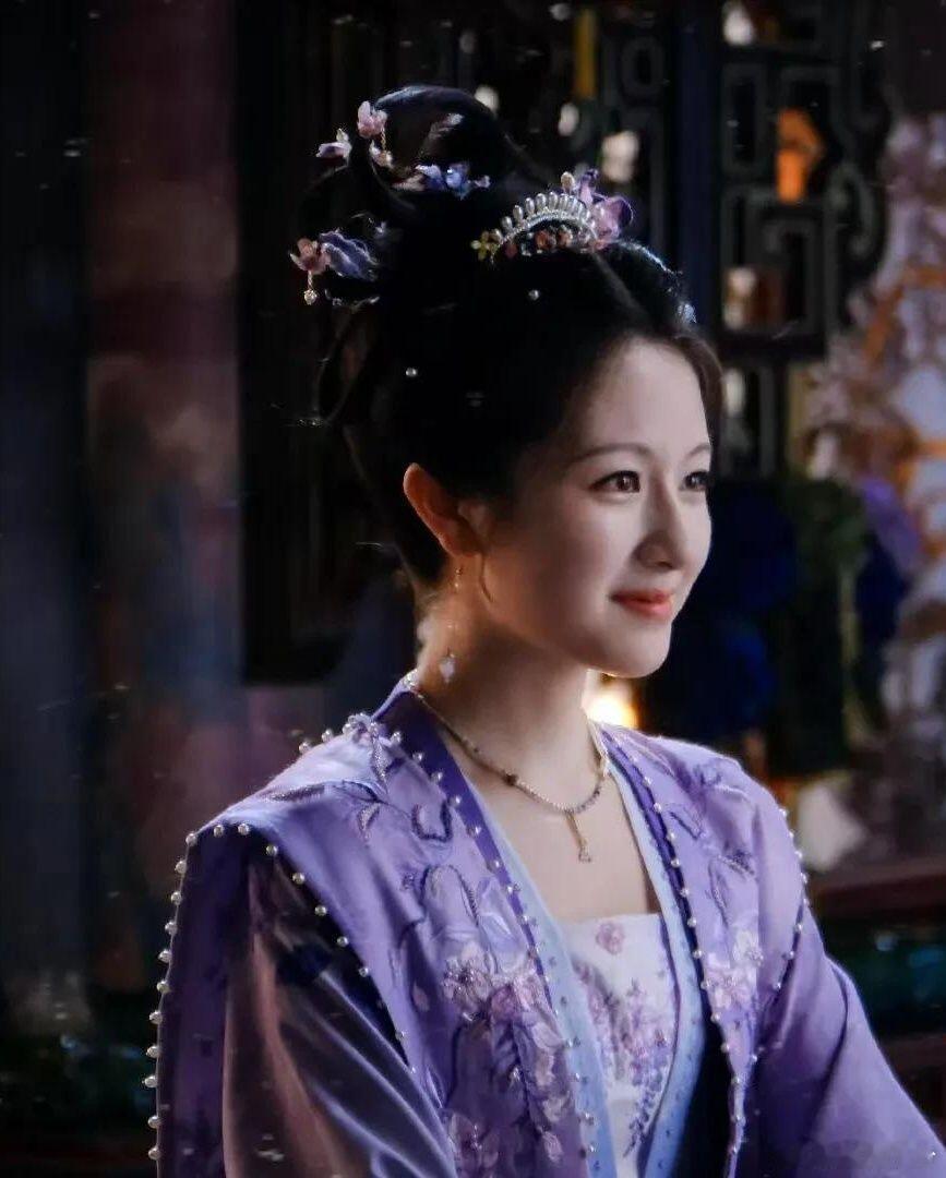 在古装探案剧《朝雪录》中，李兰迪饰演的秦莞，造型设计精妙，宛如角色情绪的晴雨表。