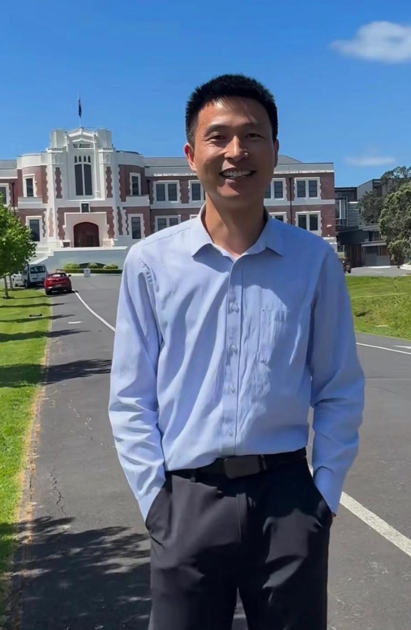 36岁华人老师潜水时意外离世
11月21日，有网友发帖悼念自己的华人老师，胡老师