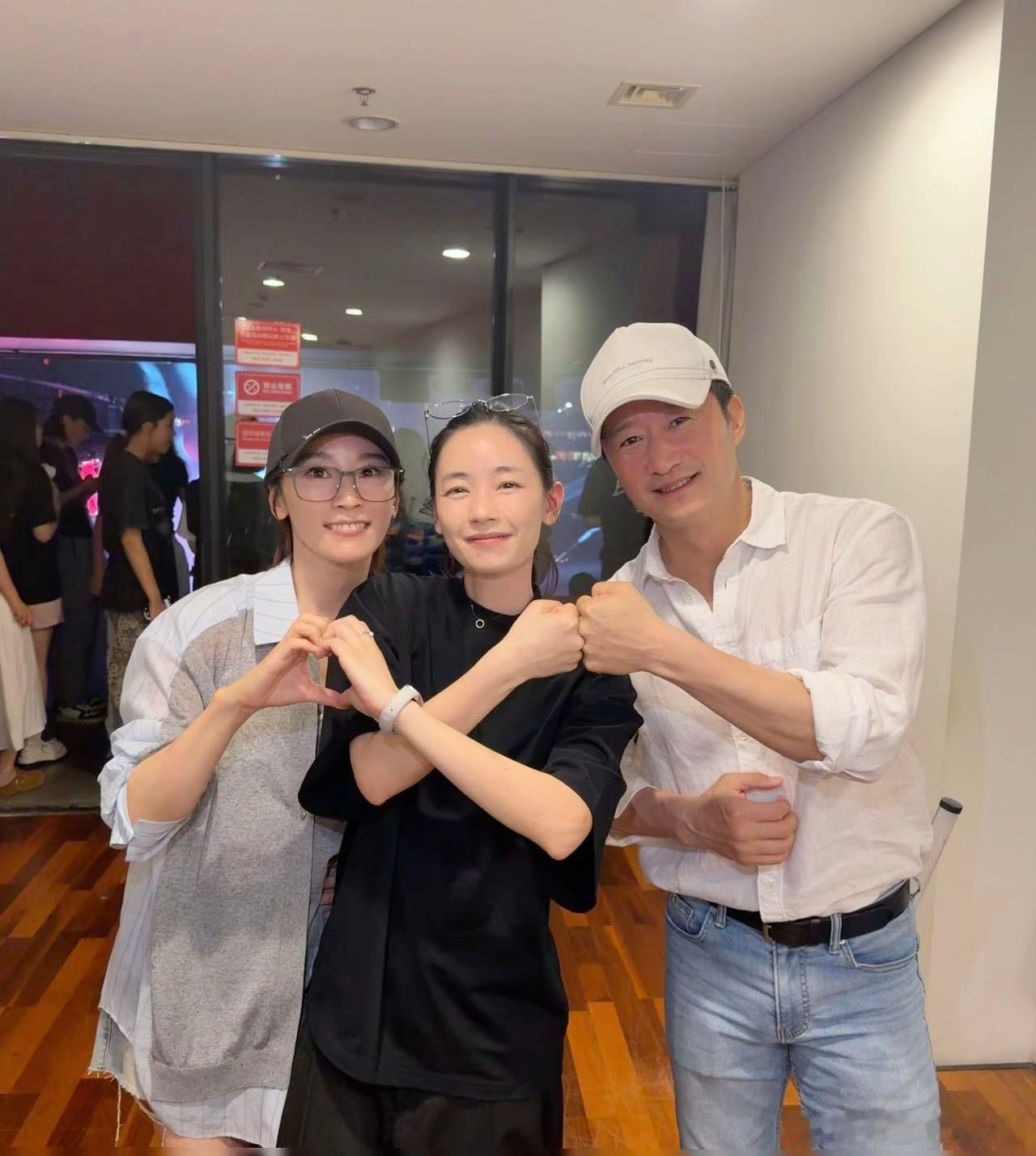 刘雅瑟在谢霆锋演唱会浪姐聚会谢霆锋演唱会北京站后台秒变浪姐线下团建局！看微博最新