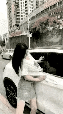 拍个视频搭了一件想丢衣服，谁正好手里有剪刀！！！