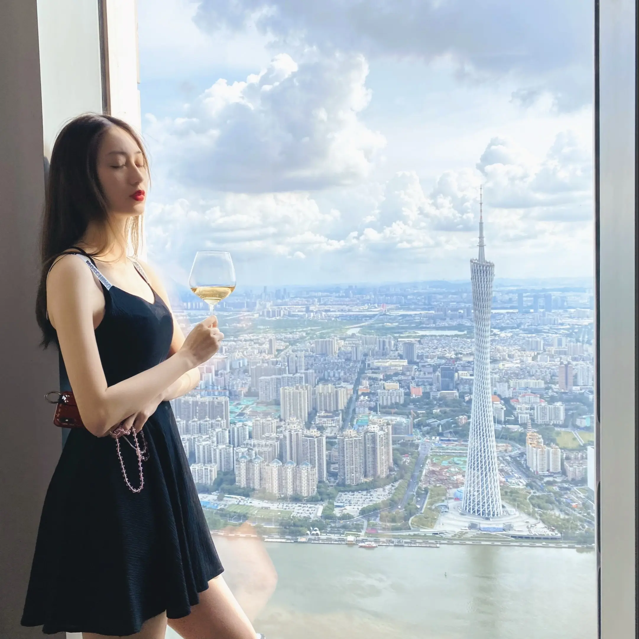 来广州旅行小蛮腰如何合照？说到广州，肯定是要去地标建筑打卡的了，有很多...