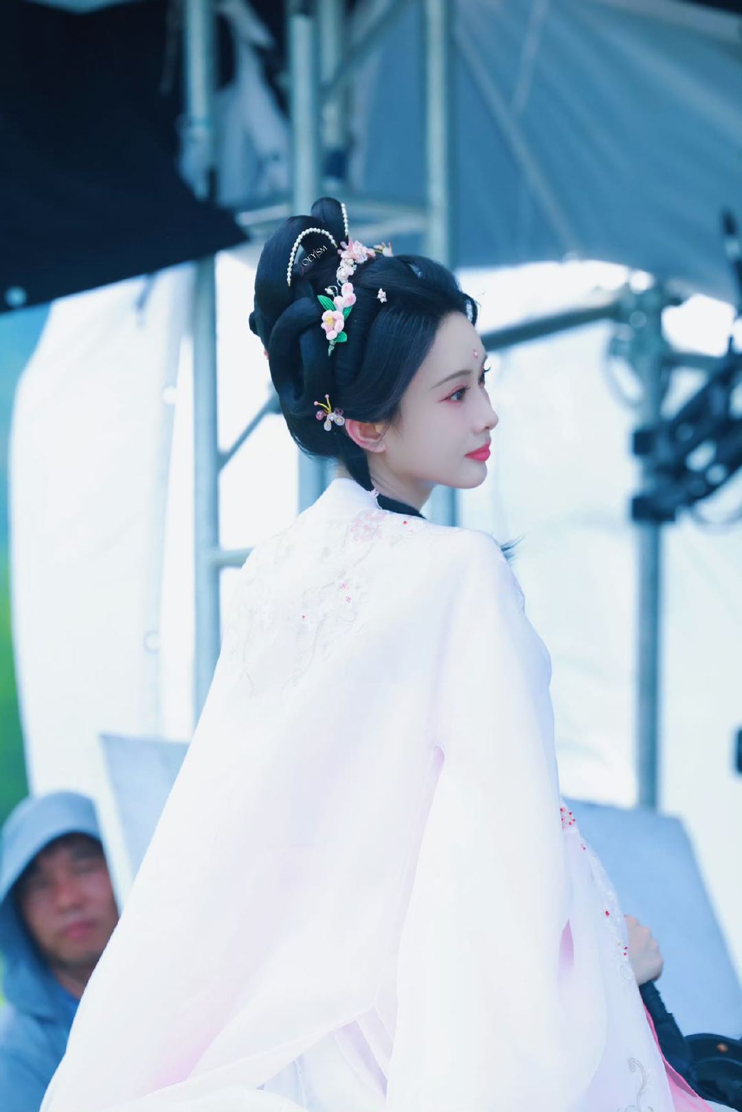 黄薇 尚公主妆造 孟子义 黄薇也太会了！孟子义《尚公主》每套造型都戳心，宋锦霞帔