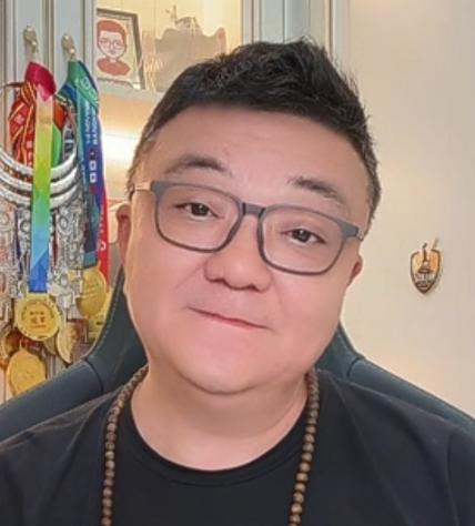 董路又开炮了，这次对准的是自己足球小将的家长。
 
14岁小将李昊炎成功签约巴萨