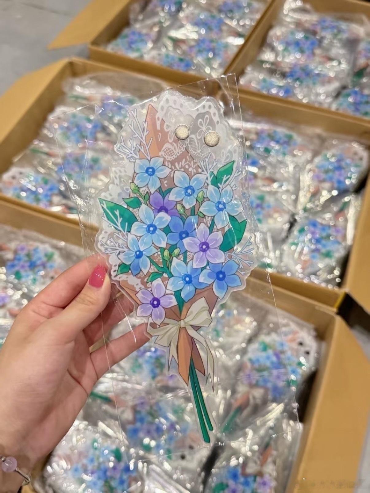 鞠婧祎亲手给粉丝画了花做成亚克力花束“万花盛开时，我们见面了”鞠婧祎给粉丝画了亚