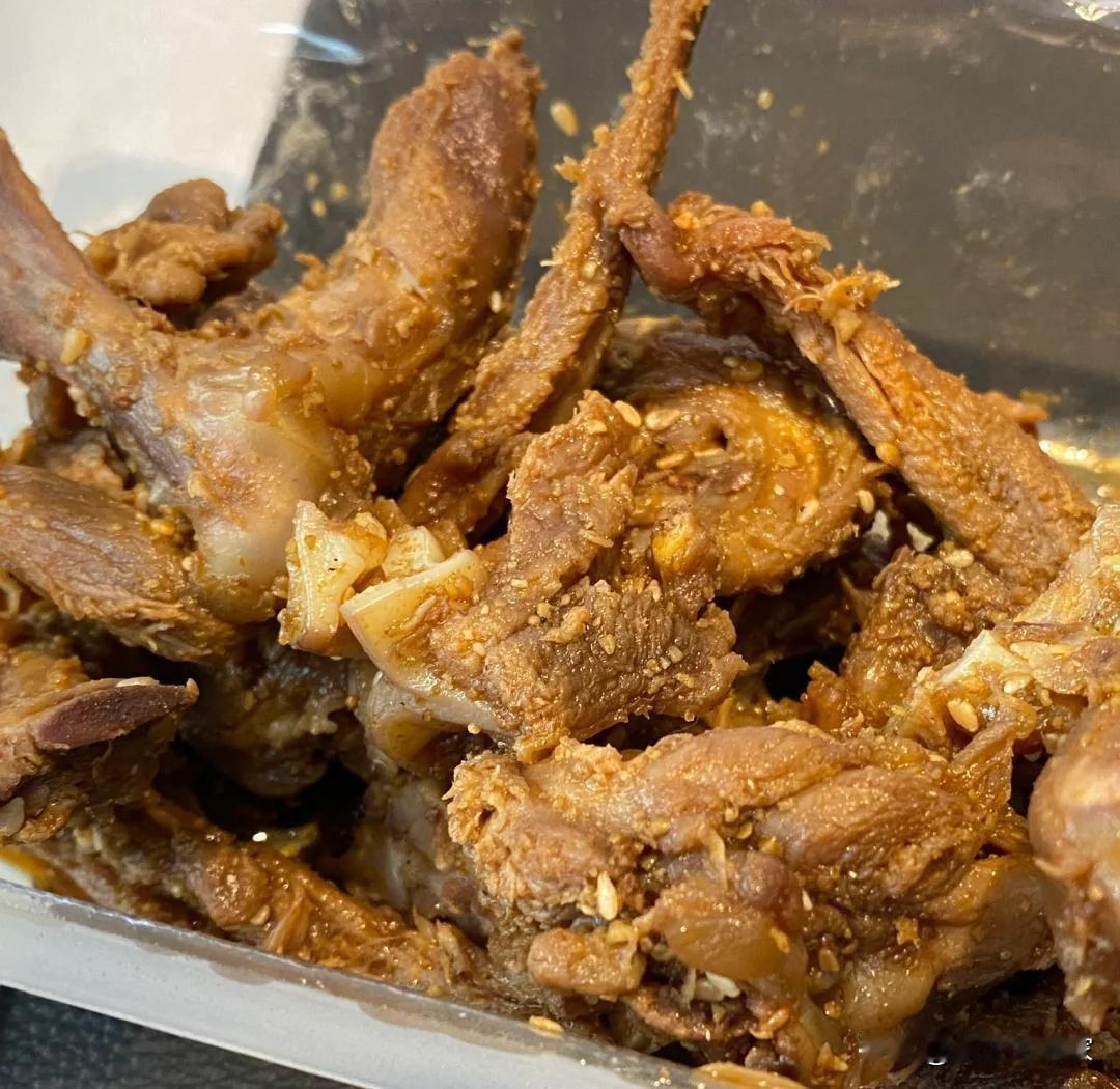 已有4000家绝味鸭脖倒下
鸭脖鸭翅鸭锁骨每斤的价格是真不便宜，买一盒装的单品比