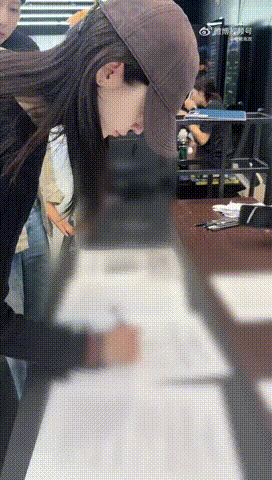 赛车的道路并不容易，但她用每一次的超越和拼搏，诠释了“女性也能开创自己的赛车传奇