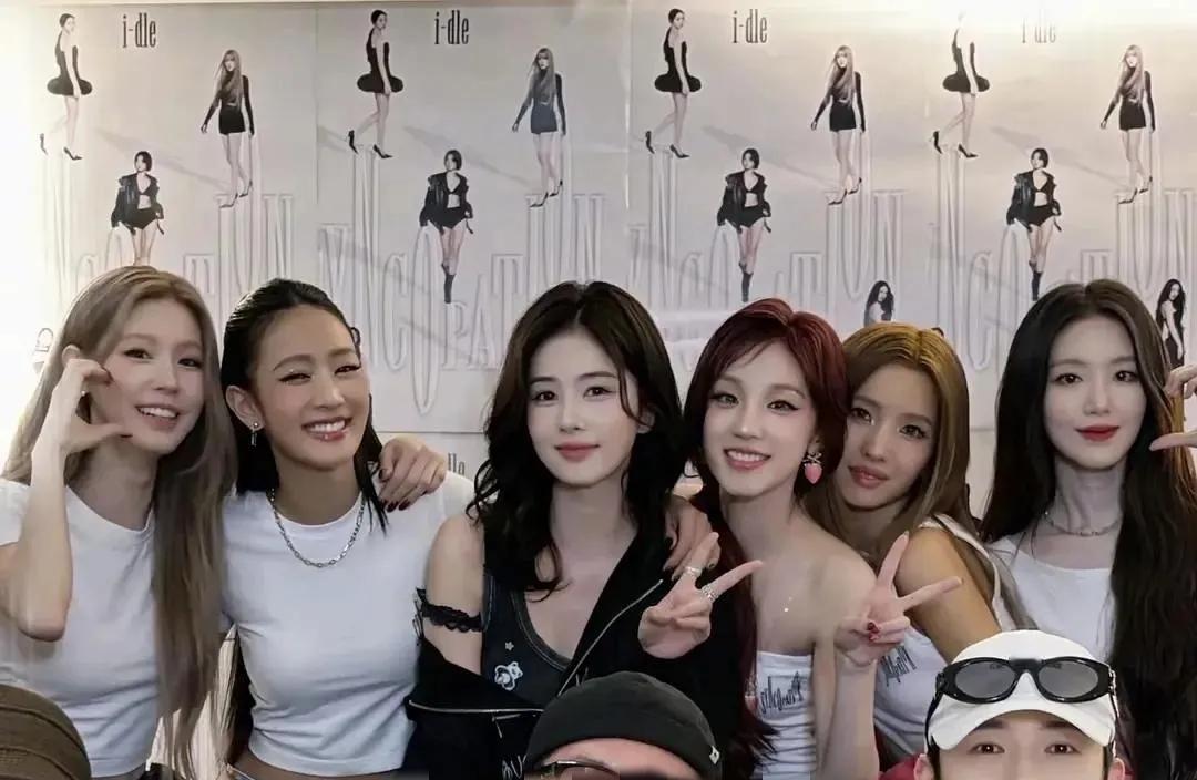 白鹿这身材和颜值放到女团那就是妥妥的门面担当，C位非她莫属，她的五官这么明媚大气