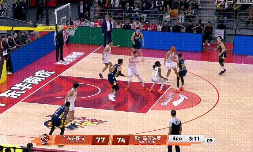 这比赛双方都打嗨了，就连张皓嘉都进三分了哈哈，节奏太快了！广东男篮vs深圳男篮