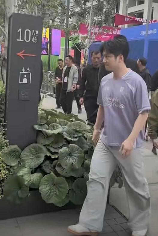 樊振东回国啦，今天他在上海出席安踏品牌商务活动。 
身穿淡紫色的东东，看上去瘦了